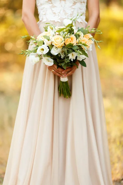 バラと花嫁のための魅力的な花束 — ストック写真