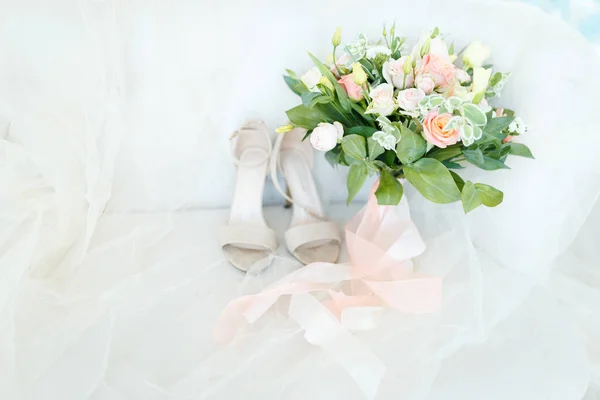 Sweet bride bouquet with beautiful fresh roses — Stock Photo, Image