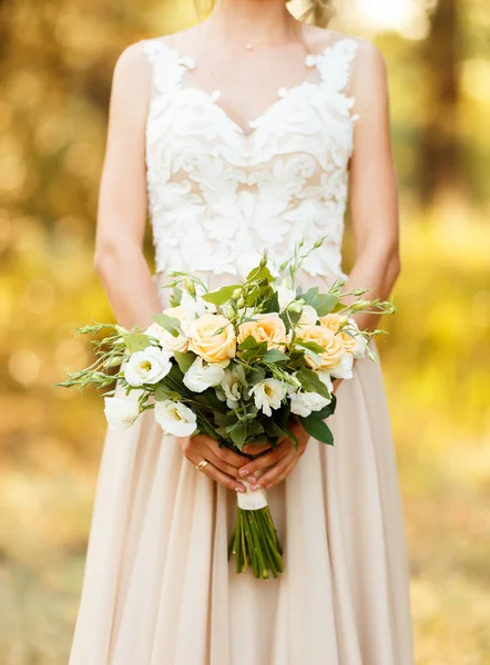 Bouquet affascinante per la sposa con rose — Foto Stock