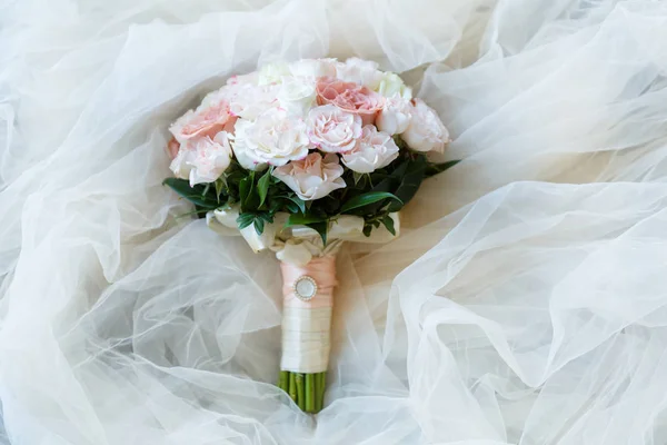 Dolce bouquet sposa con belle rose fresche — Foto Stock