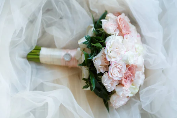 Bouquet de mariée douce avec de belles roses fraîches — Photo