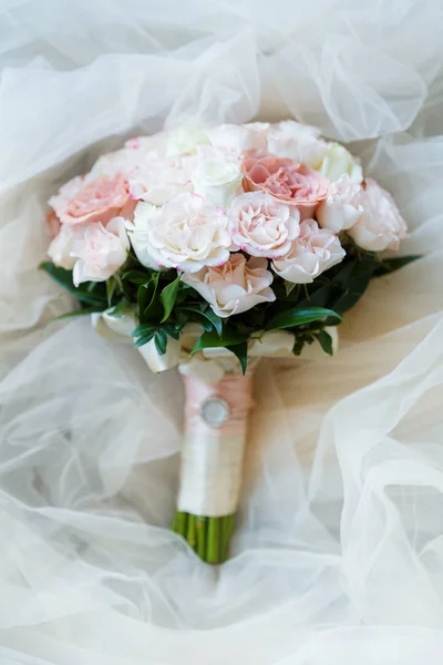 Sweet bride bouquet with beautiful fresh roses — Stock Photo, Image