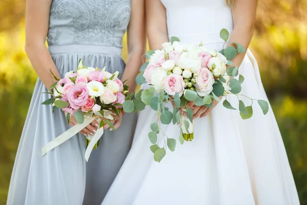 Sladký nevěsty kytice s krásné čerstvé růže — Stock fotografie