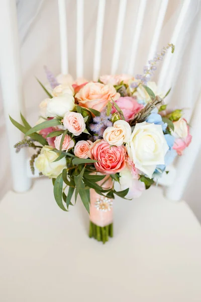 Süßer Hochzeitsstrauß mit Rosen der Braut — Stockfoto