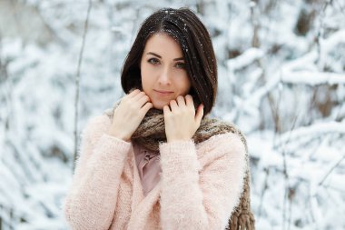 sevimli kız kış ormanda buz gibi