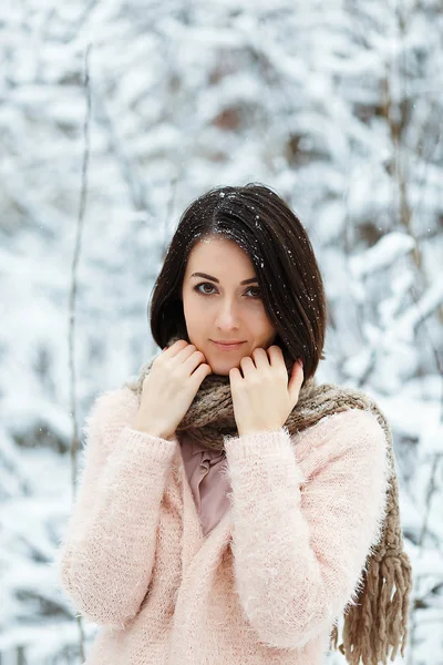 귀여운 여자 겨울 숲에서 동결 — 스톡 사진