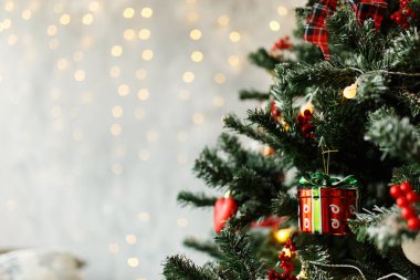 Noel topları ve süslemeleri üzerinde güzel bir Noel ağacı. Süslü yılbaşı iç. Metin için yer.