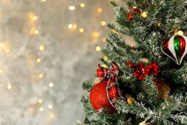 Noel topları ve süslemeleri üzerinde güzel bir Noel ağacı. Süslü yılbaşı iç. Metin için yer.