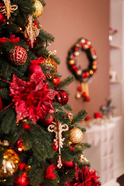 Bolas Natal Decorações Uma Bela Árvore Natal Interior Decorado Ano — Fotografia de Stock