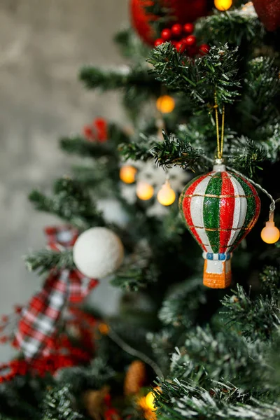 Kerstballen Decoraties Een Mooie Kerstboom Ingerichte New Year Interieur Plaats — Stockfoto