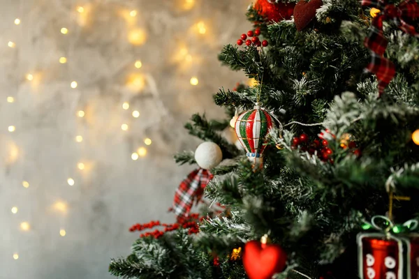 Noel topları ve süslemeleri üzerinde güzel bir Noel ağacı. Süslü yılbaşı iç. Metin için yer.