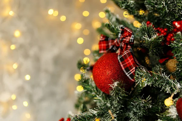 Kerstballen Decoraties Een Mooie Kerstboom Ingerichte New Year Interieur Plaats — Stockfoto