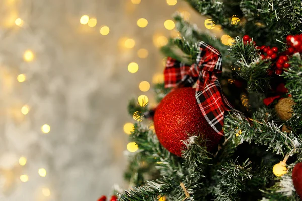 Christmas Bollar Och Dekorationer Vacker Julgran Inredda Nyår Interiör Plats — Stockfoto