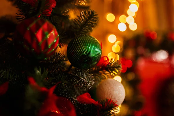 Weihnachtskugeln Und Dekorationen Auf Einem Schönen Weihnachtsbaum Dekoriert Das Neue — Stockfoto