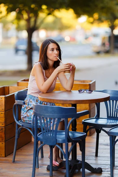 Porträt Einer Schönen Lächelnden Glücklichen Dame Bei Einem Heißen Kaffee — Stockfoto