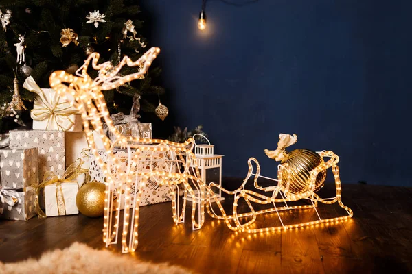 Garland Noel Kızak Noel Geyiği Ile Karşı Gece Gökyüzünde Parlıyor — Stok fotoğraf