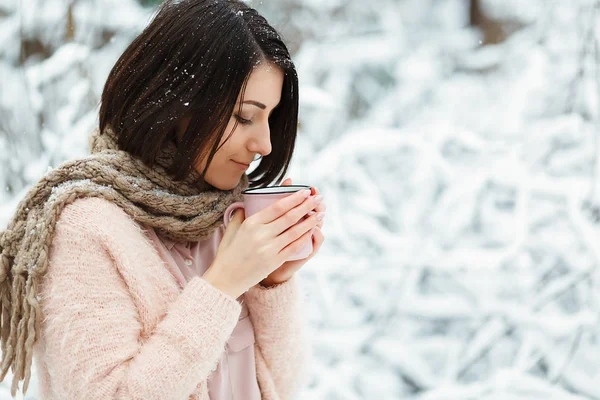 Chica Suéter Rosa Beber Café Bajo Nieve Que Cae Bosque — Foto de Stock