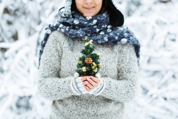 Hermosa Chica Feliz Con Pequeño Árbol Navidad Decorado Sus Manos — Foto de Stock