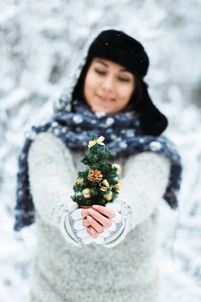 Hermosa Chica Feliz Con Pequeño Árbol Navidad Decorado Sus Manos — Foto de Stock