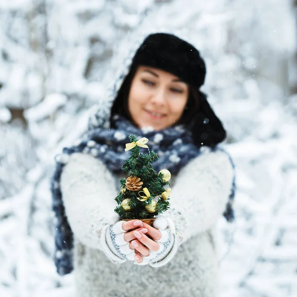 Hermosa Chica Feliz Con Pequeño Árbol Navidad Decorado Sus Manos — Foto de Stock