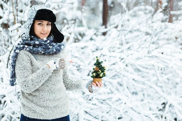 Hermosa Chica Feliz Con Pequeño Árbol Navidad Decorado Sus Manos — Foto de Stock