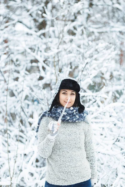 Hermosa Chica Feliz Con Pequeño Carámbano Sus Manos Camina Bosque — Foto de Stock