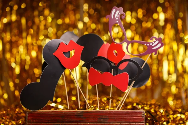 Tatil, doğum günü, partiler, karnaval ve düğün kutlama konsepti için kağıt aksesuarlar. Altın parıltılı arka planda photobooths fotoğraf çekimi için aksesuarlar.