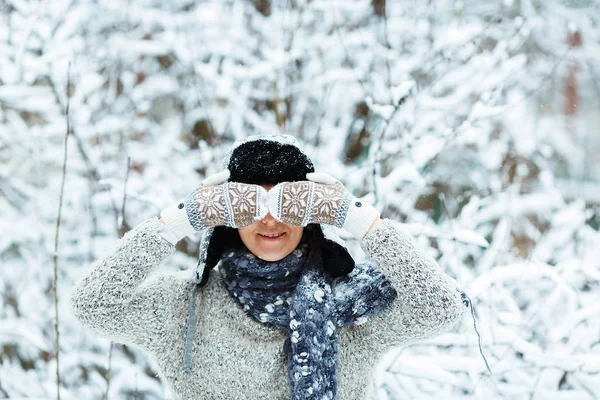 Chica feliz disfruta cayendo nieve en el patio — Foto de Stock