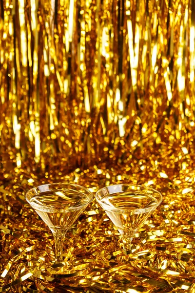 Dos copas de champán para el nuevo año y la Navidad — Foto de Stock