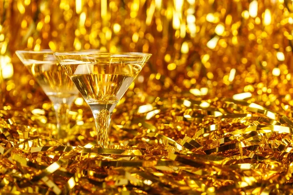 Dos copas de champán para el nuevo año y la Navidad — Foto de Stock