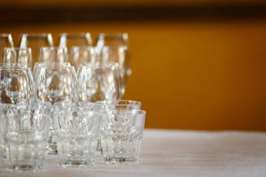 Açık büfe masada şarap ve şampanya için gözlük