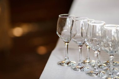 Açık büfe masada şarap ve şampanya için gözlük