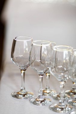 Açık büfe masada şarap ve şampanya için gözlük