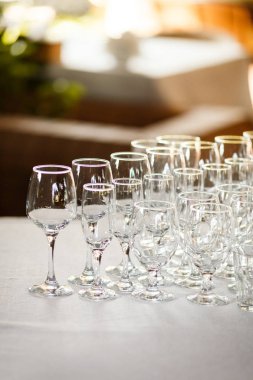 Açık büfe masada şarap ve şampanya için gözlük