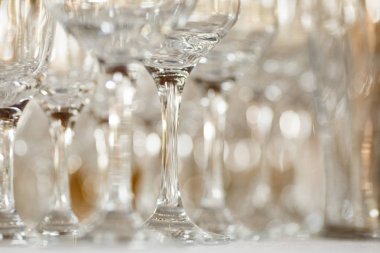 Açık büfe masada şarap ve şampanya için gözlük