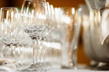 Açık büfe masada şarap ve şampanya için gözlük