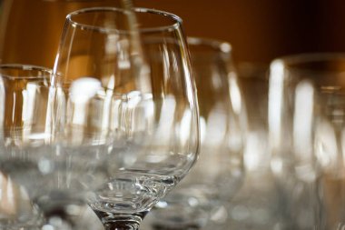 Açık büfe masada şarap ve şampanya için gözlük