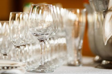 Açık büfe masada şarap ve şampanya için gözlük