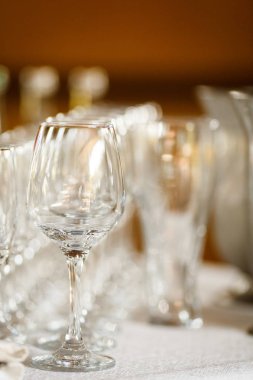 Açık büfe masada şarap ve şampanya için gözlük