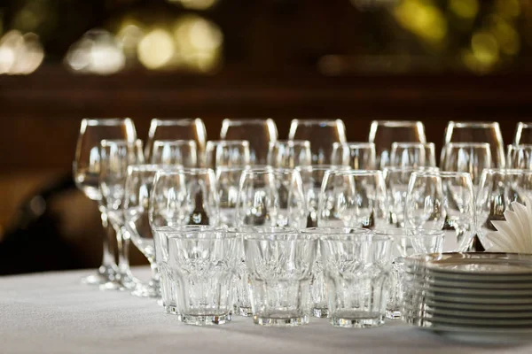 Copas para vino y champán en una mesa buffet —  Fotos de Stock
