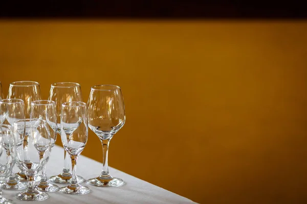 Copas para vino y champán en una mesa buffet —  Fotos de Stock