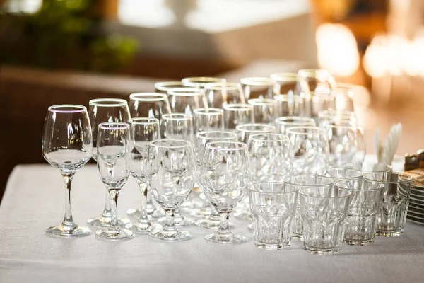 Sklenice na víno a šampaňské na stole s bufetovými stoly — Stock fotografie
