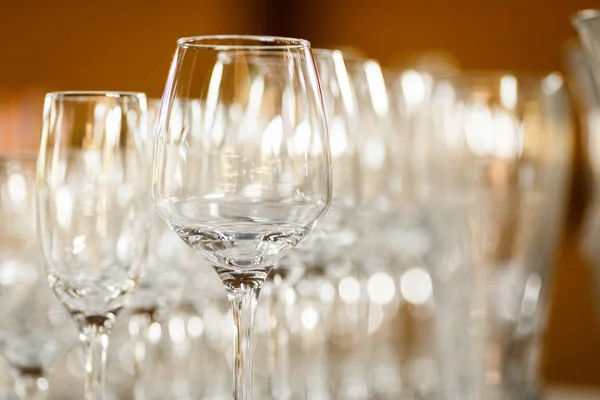 Bicchieri di vino e champagne a buffet — Foto Stock