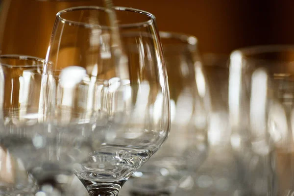 Glazen voor wijn en Champagne aan een buffettafel — Stockfoto