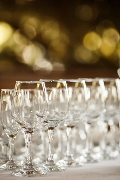 Copas para vino y champán en una mesa buffet —  Fotos de Stock