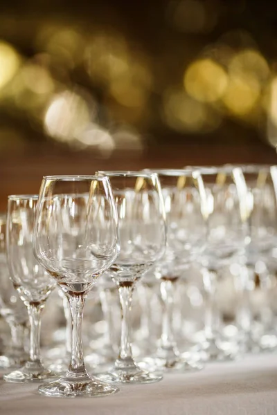 Bicchieri di vino e champagne a buffet — Foto Stock