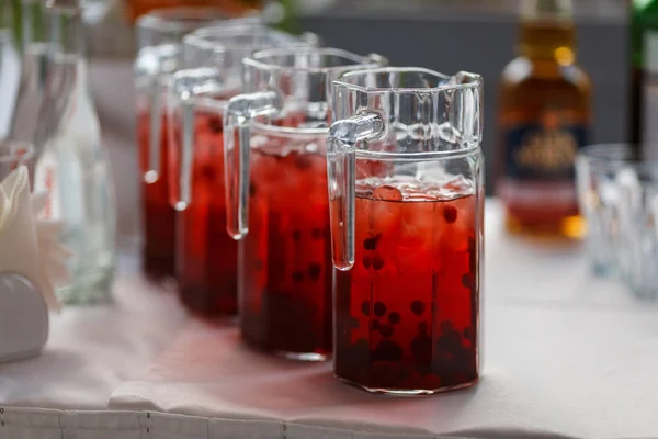 Karaf met cranberry limonade en ijs — Stockfoto