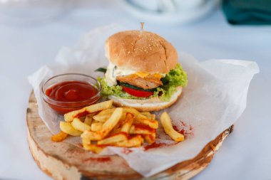 Kızarmış Patates ve Domates Soslu Ev Yapımı Hamburgerler