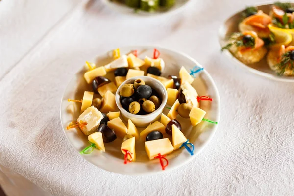 Deliziosi snack tartine con formaggio sul tavolo del buffet — Foto Stock