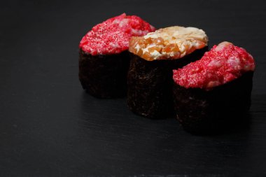 Sulu Gunkan Maki Sushi siyah kayrak üzerinde